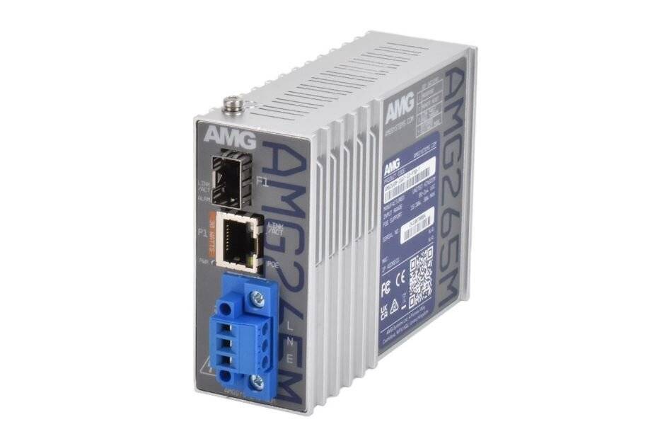 Industrielles AMG26M-Elektronikmodul mit Ethernet-Anschlüssen und einer blauen Anschlussleiste, dargestellt auf weißem Hintergrund.