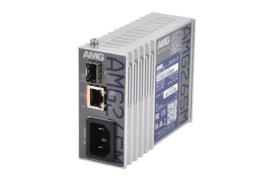 AMG Industrienetzwerkgerät mit zwei Ethernet-Anschlüssen und einem Stromanschluss, gezeigt in einem Metallgehäuse mit Kühlrippen auf weißem Hintergrund