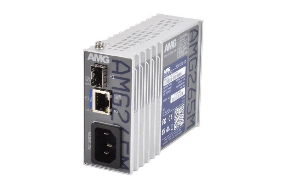 AMG AMG 225M Industrienetzgerät mit zwei Ethernet-Anschlüssen und einem Stromstecker auf einem gerippten Metallgehäuse