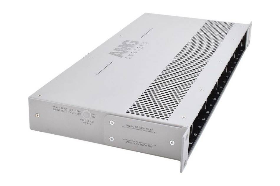 Silbernes Rack-Mount-A/V-Ausrüstungsgerät mit perforierter Belüftungsabdeckung und vorderer Bedienplatte, dargestellt auf weißem Hintergrund.