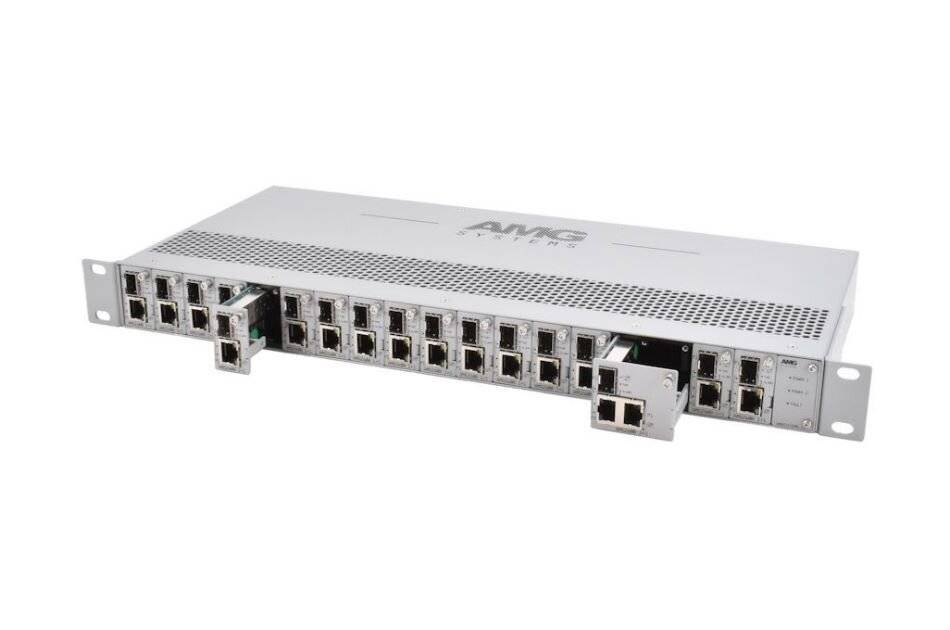 Vorderansicht eines in ein APC-Rack montierten Netzwerk-Switches oder einer Stromverteileinheit mit vielen Ethernet-Anschlüssen auf weißem Hintergrund.