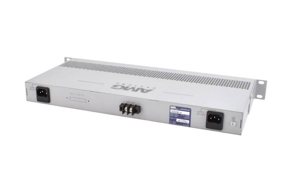 Ein silbernes, in ein Rack einbaubares Netzteil mit zwei AC-Stromanschlüssen, vorderen Steckverbindern und Befestigungsöhren auf weißem Hintergrund.