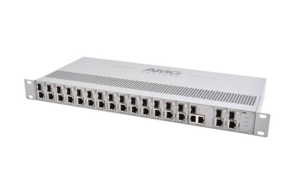 Vorderansicht eines Rack-Mount-APC-Netzwerkschalters oder Stromverteilgeräts mit mehreren Ethernet-Anschlüssen und Statusleuchten auf weißem Hintergrund.