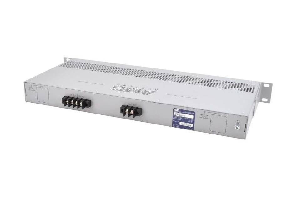 Vorderansicht eines silbernen Rack-montierbaren Netzwerk-Switches mit mehreren Ethernet-Anschlüssen und Befestigungsklammern auf weißem Hintergrund.