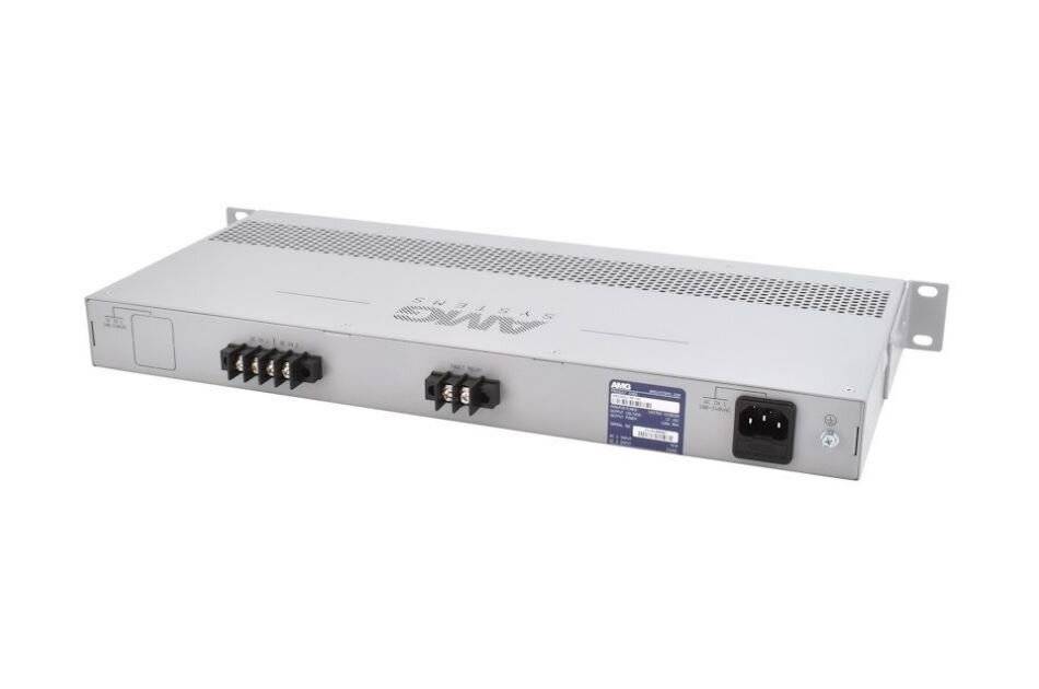 Ein silbernes, in einem Rack montierbares elektronisches Gerät mit vorderen Anschlüssen, Stromstecker und Befestigungsohren, dargestellt vor weißem Hintergrund.