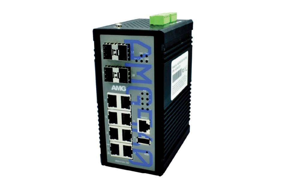 Industrieller Netzwerk-Switch mit mehreren Ethernet-Anschlüssen auf der Vorderseite und einem grünen Stromstecker oben, vor weißem Hintergrund dargestellt.