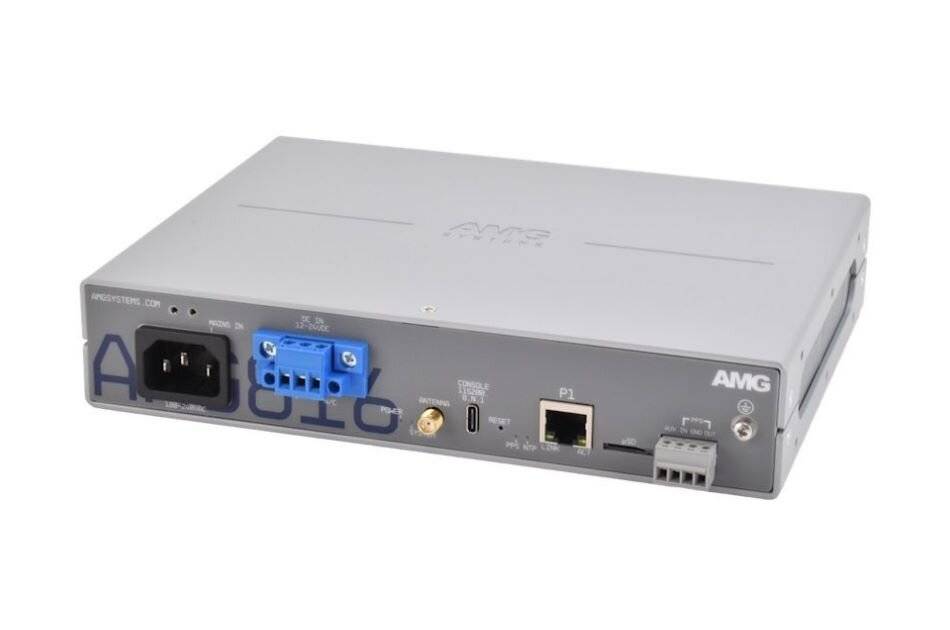 Frontansicht eines grauen AMG-Elektronikmoduls mit Stromversorgung, blauem Klemmenblock, USB-, Ethernet- und weiteren Anschlüssen auf der Frontplatte.