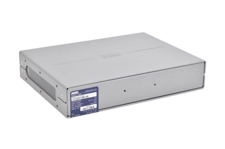 Grauer Metallgehäuse für elektronische Geräte mit Etikett in der vorderen linken Ecke, isoliert auf weißem Hintergrund dargestellt.