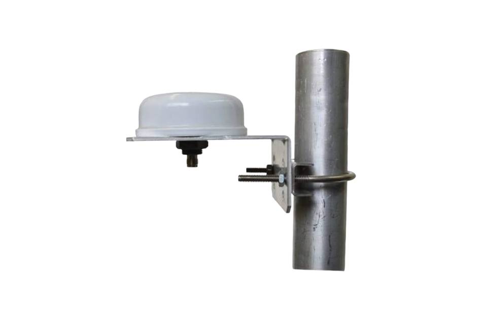 Weißer kuppelförmiger Sensor oder Antenne, der auf einer Metallhalterung montiert ist, die an einem vertikalen Mast befestigt ist.