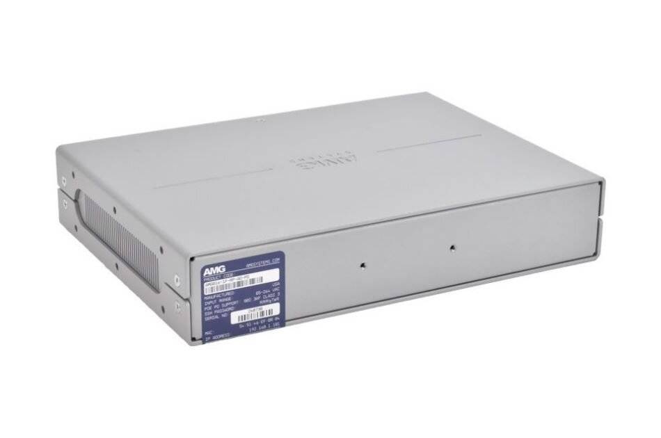 Grauer Metall-Computerspeicherkasten mit einer Frontbezeichnung und Belüftungsschlitzen, isoliert auf weißem Hintergrund dargestellt.