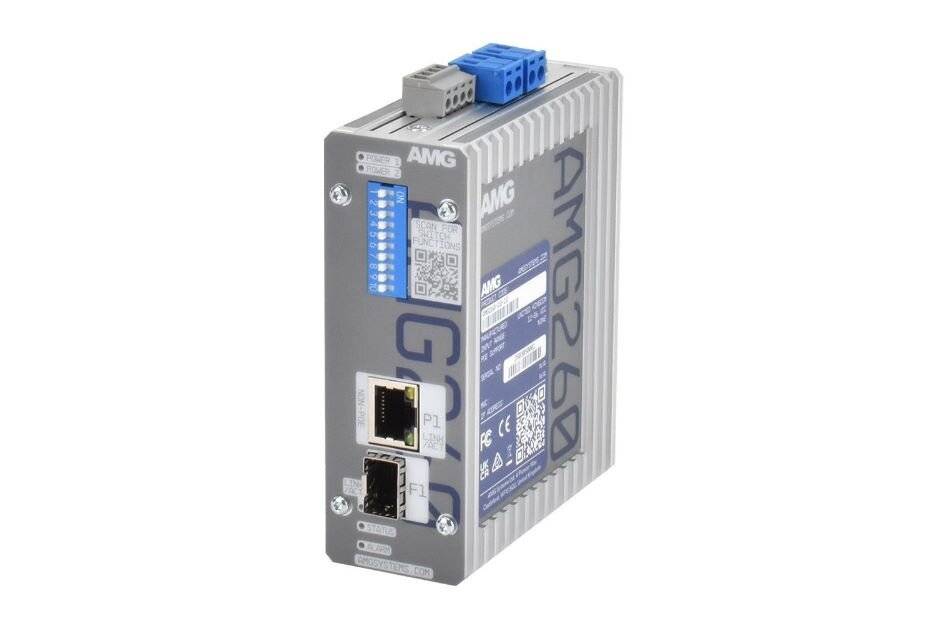 Industrielles AMG-Ethernet-Modul mit dualen RJ45-Anschlüssen, blauen Klemmleisten und Status-LEDs auf weißem Hintergrund.