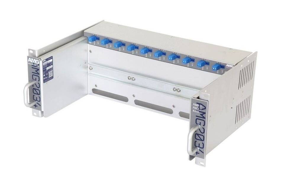 Metall AMX-2034 Rack-Audio-Mischpult oder Patchpanel mit blauen Knöpfen und vorderen Griffen auf weißem Hintergrund