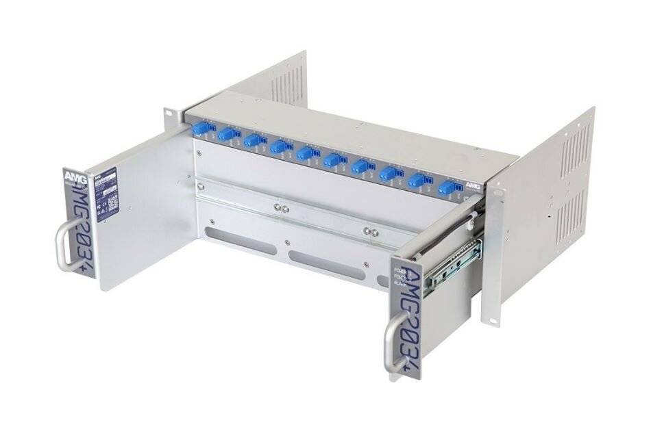 Frontansicht eines silbernen, in ein Rack einbaubaren AMCi 2034-Geräts mit mehreren blauen Anschlüssen oben und Metallgriffen an den Seiten auf weißem Hintergrund.