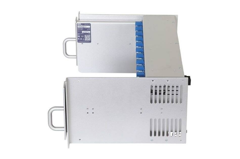 Zwei übereinander gestapelte silberne Metall-Rack-montierte elektronische Geräte mit Griffen und Belüftungsschlitzen, auf weißem Hintergrund dargestellt.