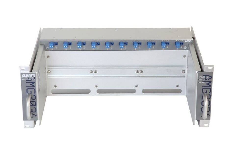 Silbernes Rack-Montagefaserlicht-Patchfeld mit blauen Steckverbindern oben und abgewinkelten Seitenmontage-Halterungen.