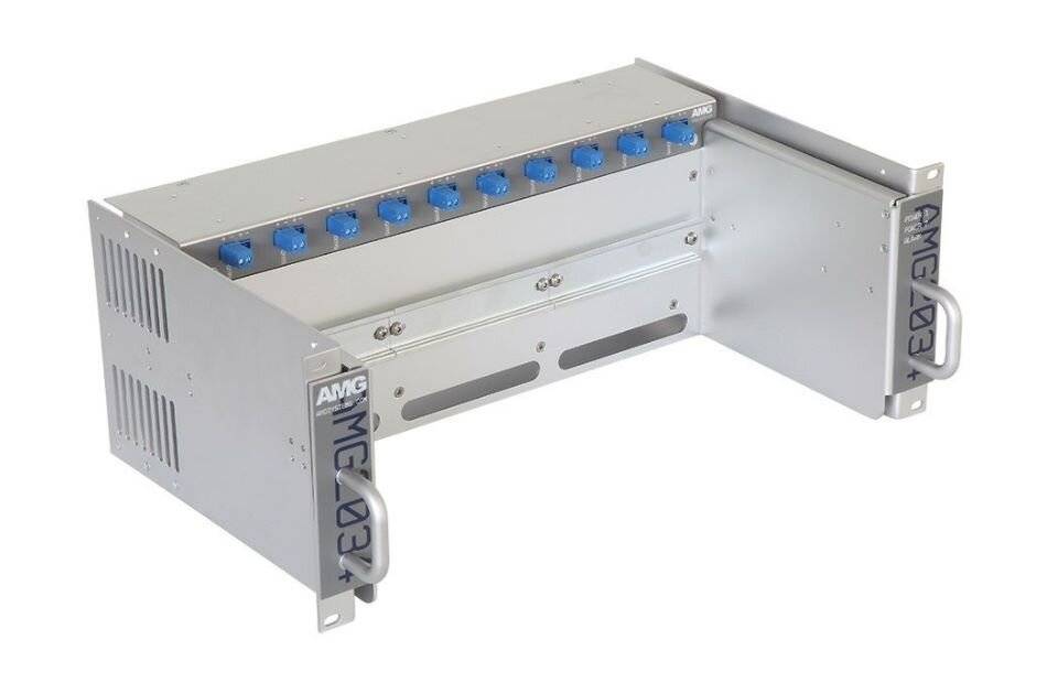 Ein silbernes Rack-Mount-Metallgehäuse mit blauen Steckverbindern oben und Frontgriffen, dargestellt auf weißem Hintergrund.