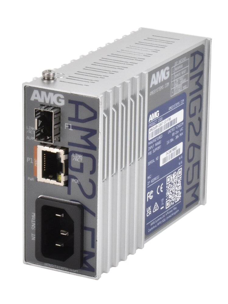 AMG-Industrie-Netzwerkgerät mit Ethernet-Anschlüssen und Stromeingang, dargestellt als kompaktes Metallmodul mit Rippen, Beschriftungen und Statusanzeigen.