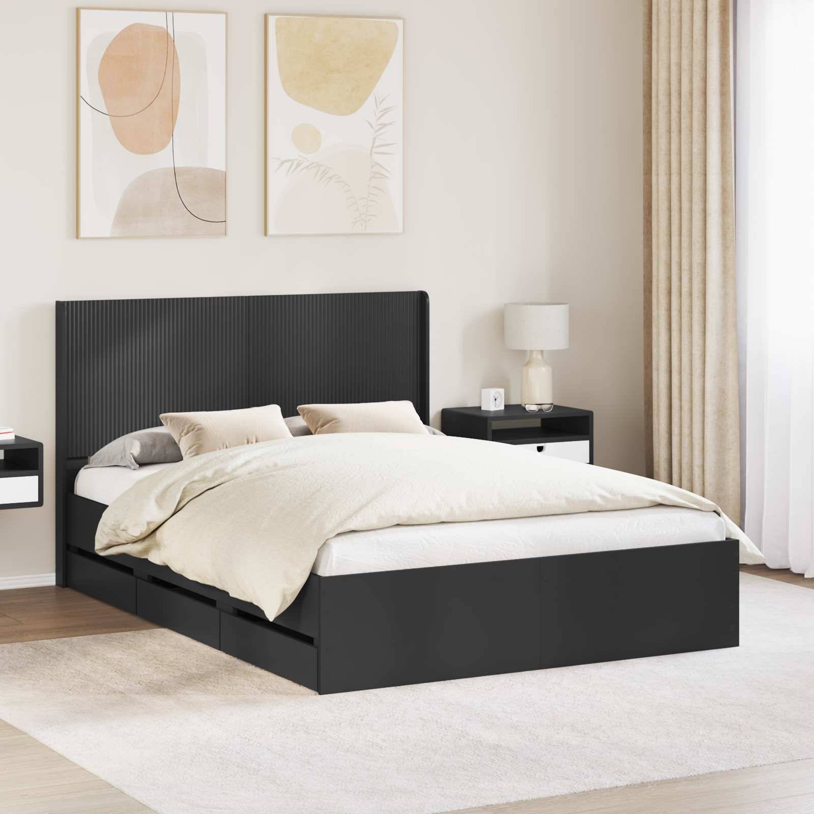 Modernes Schlafzimmer mit einem schwarz gepolsterten Bett, cremefarbener Bettwäsche, Nachttisch, Wandkunst und beigen Vorhängen in einem minimalistischen, neutralen Raum.