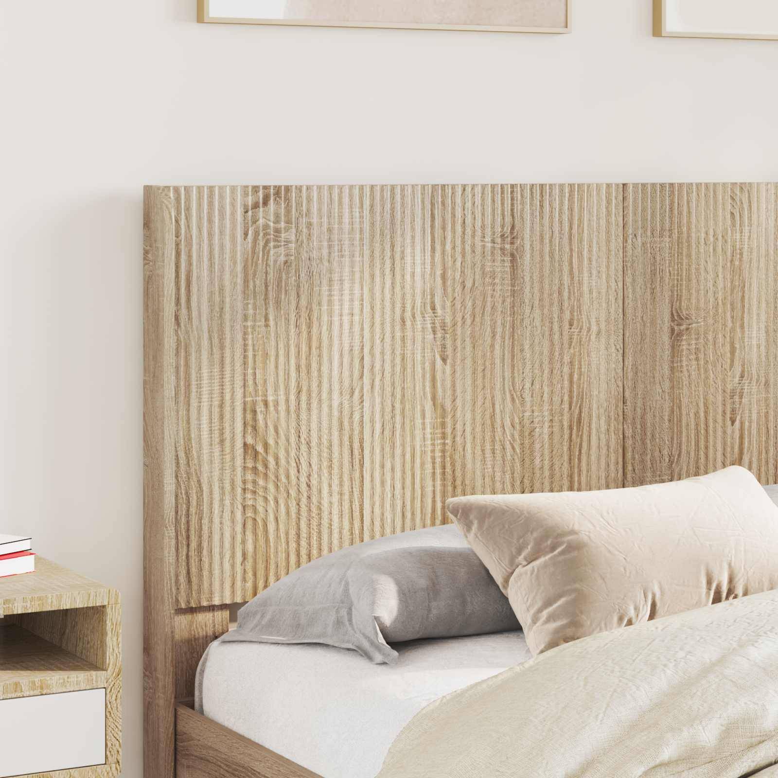 Minimalistisches Schlafzimmer mit hölzernem Kopfteil, ordentlich gemachtem Bett und neutralen Kissen neben einem kleinen Nachttisch.