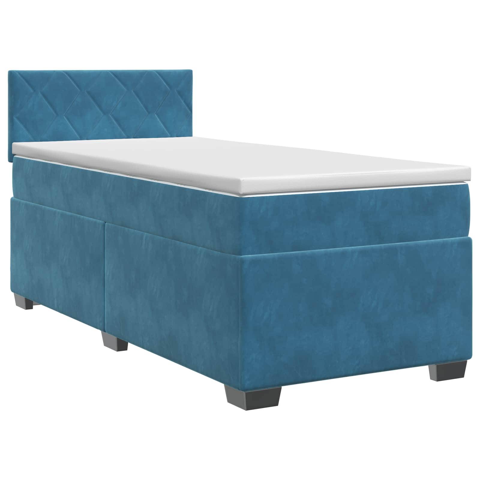 Blaugepolstertes Einzelbett mit weißer Matratze und gepolstertem Kopfteil auf weißem Hintergrund.