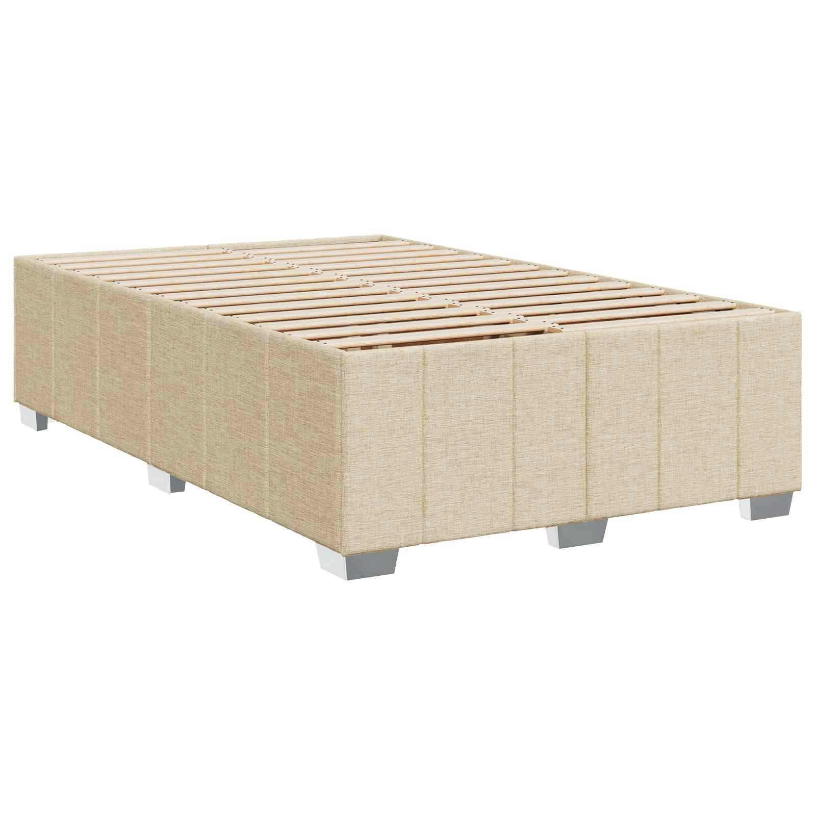 Beige gepolstertes Plattformbettgestell mit Holzlatten und niedrigen silbernen Beinen auf weißem Hintergrund.