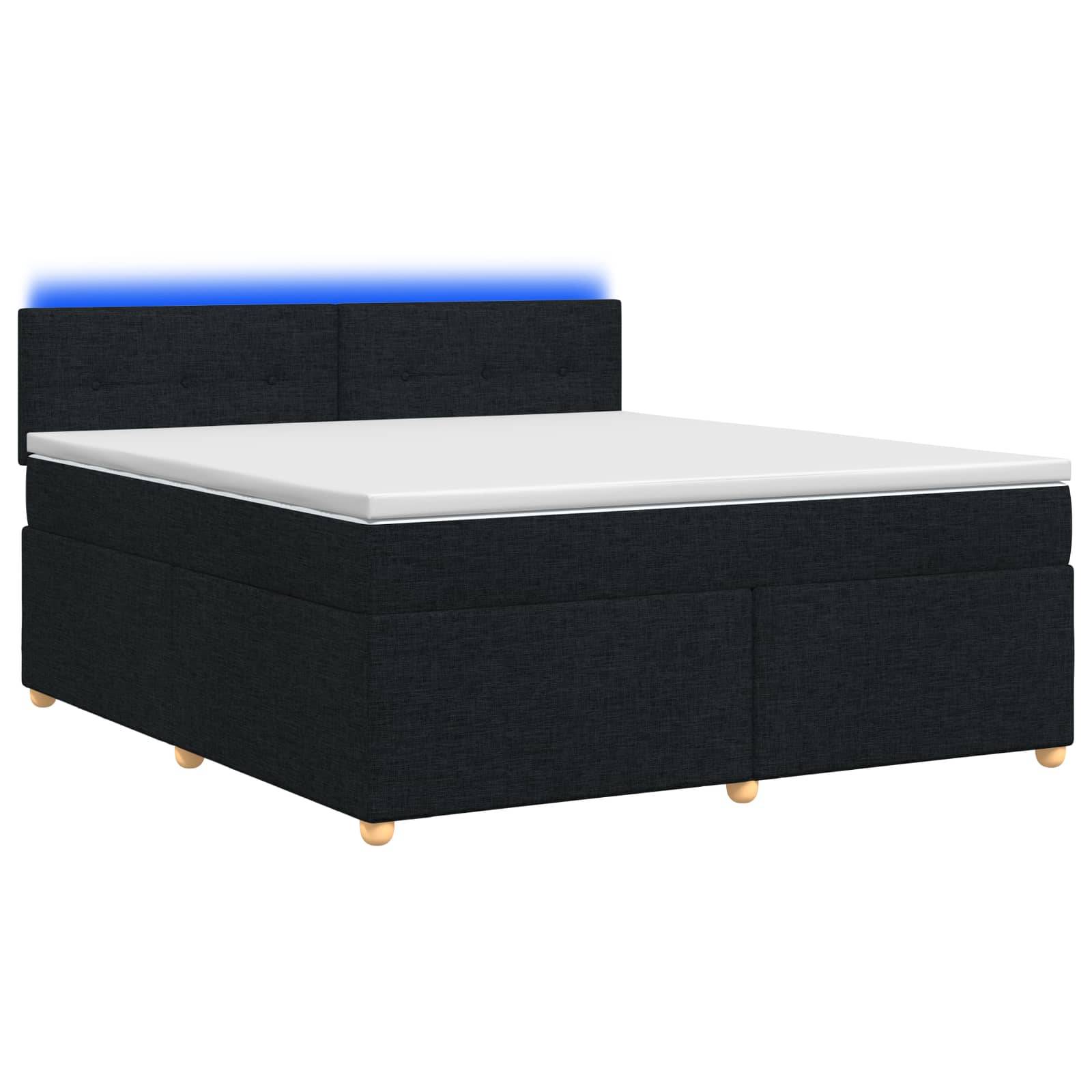 Schwarzes gepolstertes Bett mit weißer Matratze und Kopfteil, auf einem einfachen weißen Hintergrund dargestellt.