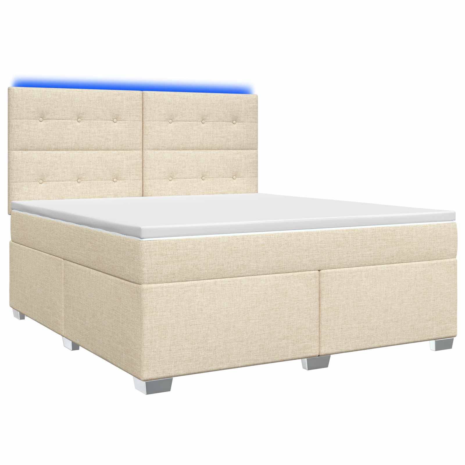 Beige gepolstertes Bett mit gepostertem Knopfsteppkopfteil, weiße Matratze und niedriger Plattformsockel auf kleinen Metallfüßen.