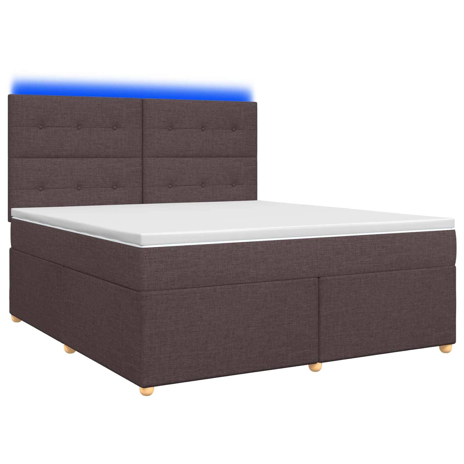 Braun gepolstertes Bett mit gestepptem Kopfteil, weiße Matratze und weiches blaues LED-Licht hinter dem Kopfteil auf weißem Hintergrund