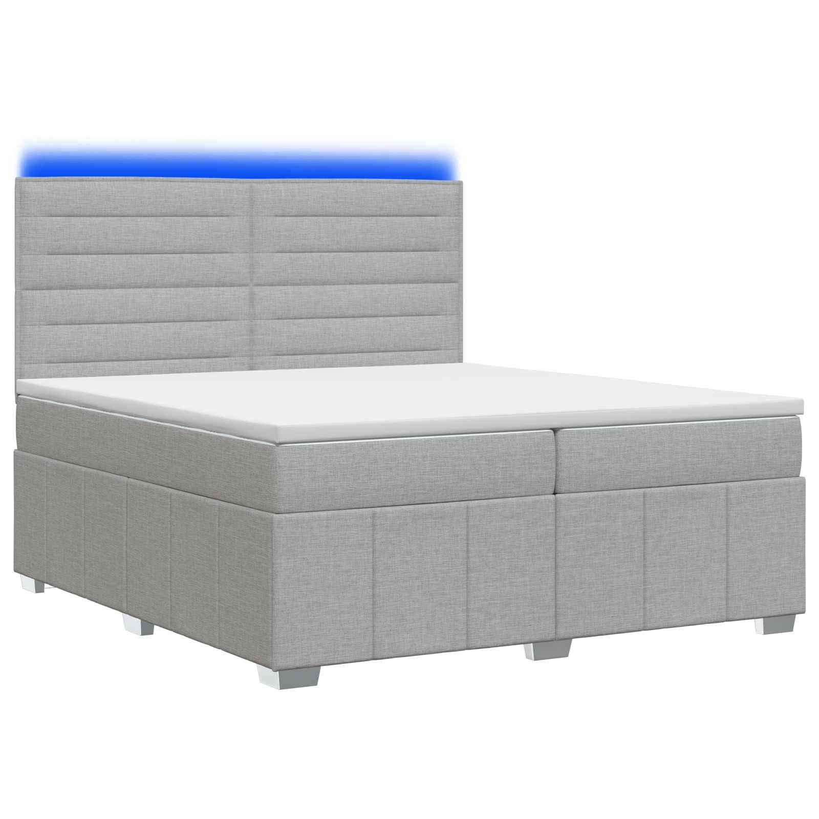 Grau gepolstertes Bett mit Kopfteil und passendem Sockel, gezeigt vor weißem Hintergrund, mit blauem Glanz hinter dem Kopfteil.