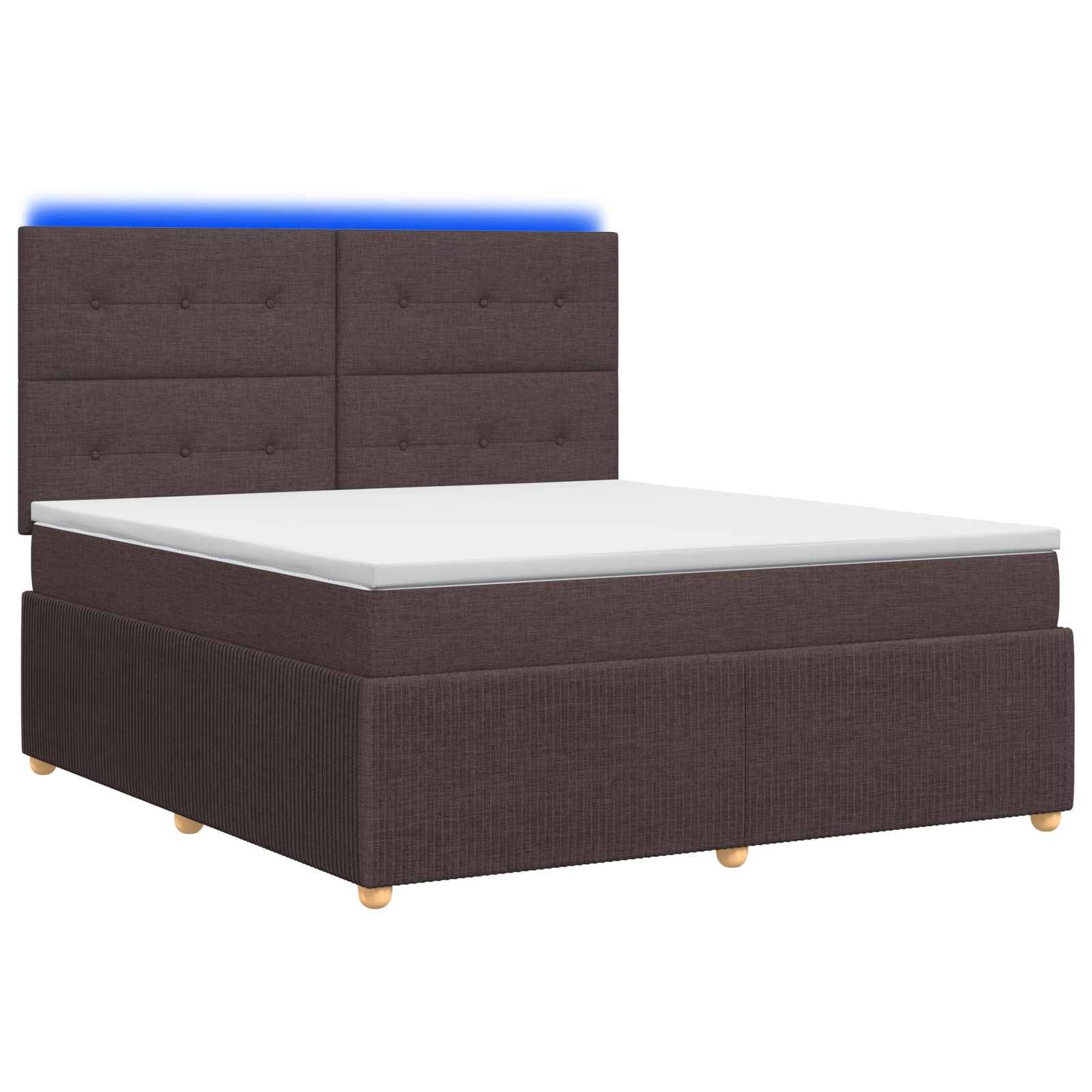Dunkles gepolstertes Bett mit knopfgestepptem Kopfteil und heller Matratze auf weißem Hintergrund.