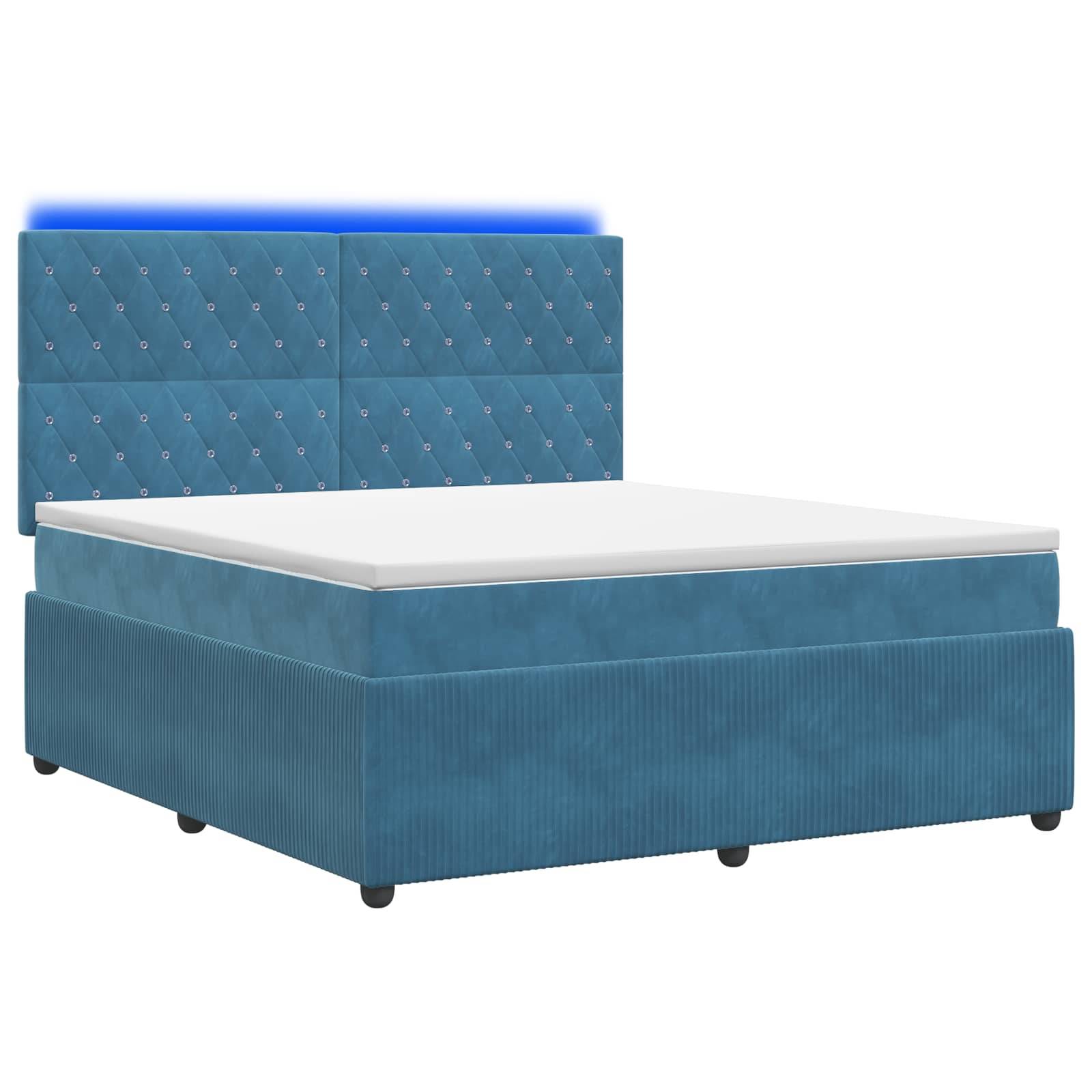Bett mit blauem Polsterstoff, gestepptem Kopfteil, weißer Matratze und niedriger Basis auf schwarzen Füßen, auf weißem Hintergrund gezeigt.