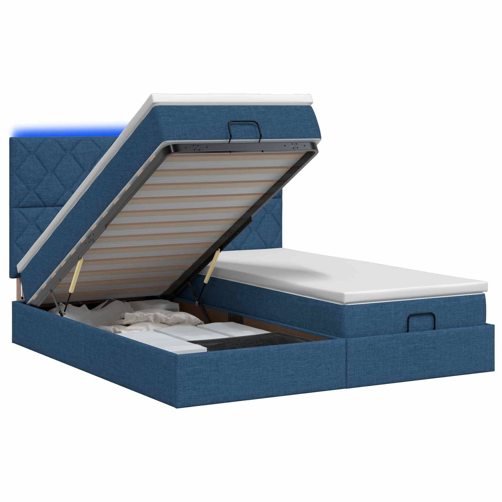 Blaugepolstertes Speicherbett mit angehobener Matratze auf einem Scharnier-Rahmen, das unter dem Bett Stauraum freilegt.