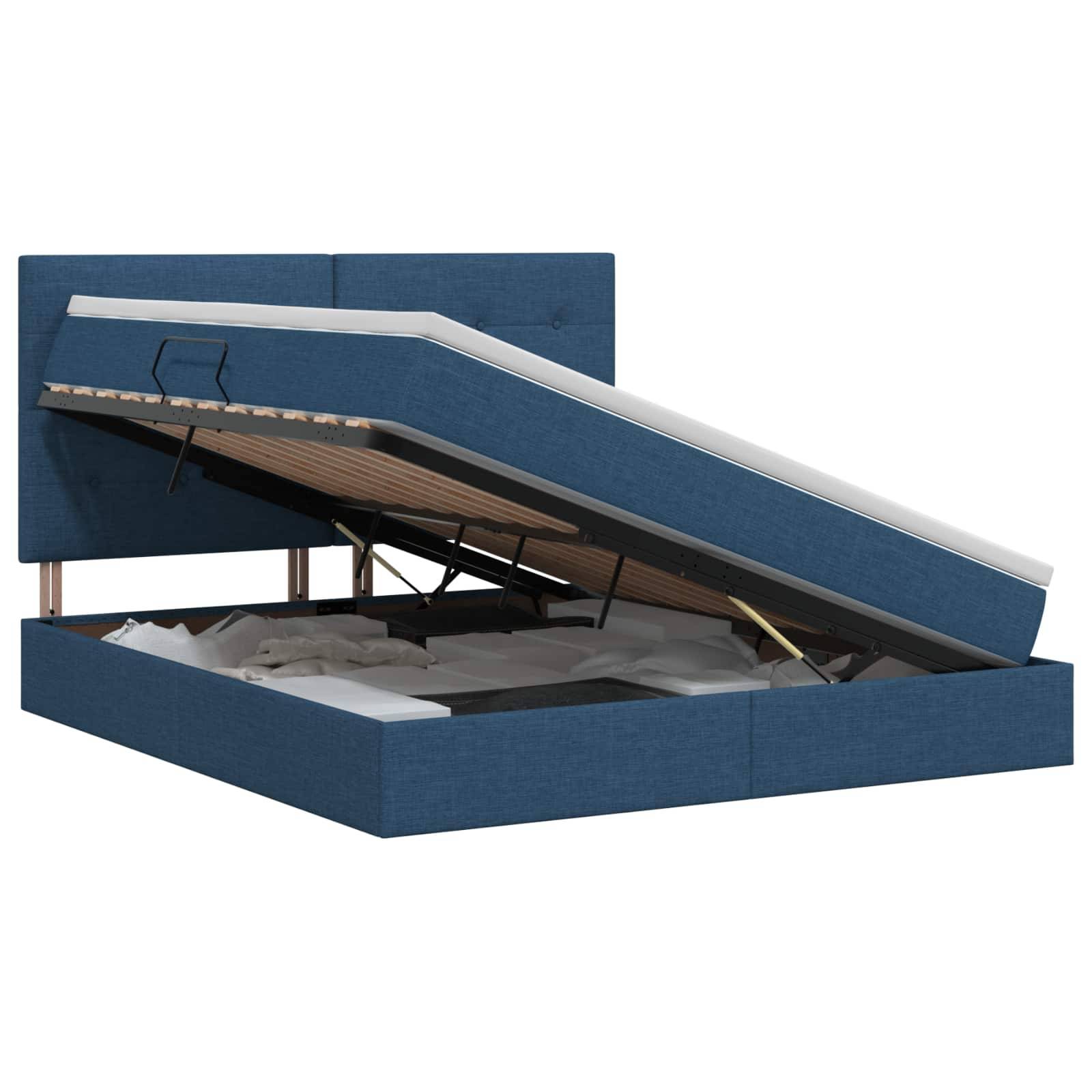 Blau gepolstertes Bett mit Hubbettfunktion und der angehobenen Matratzenplattform, um das Staufach im Inneren freizulegen.