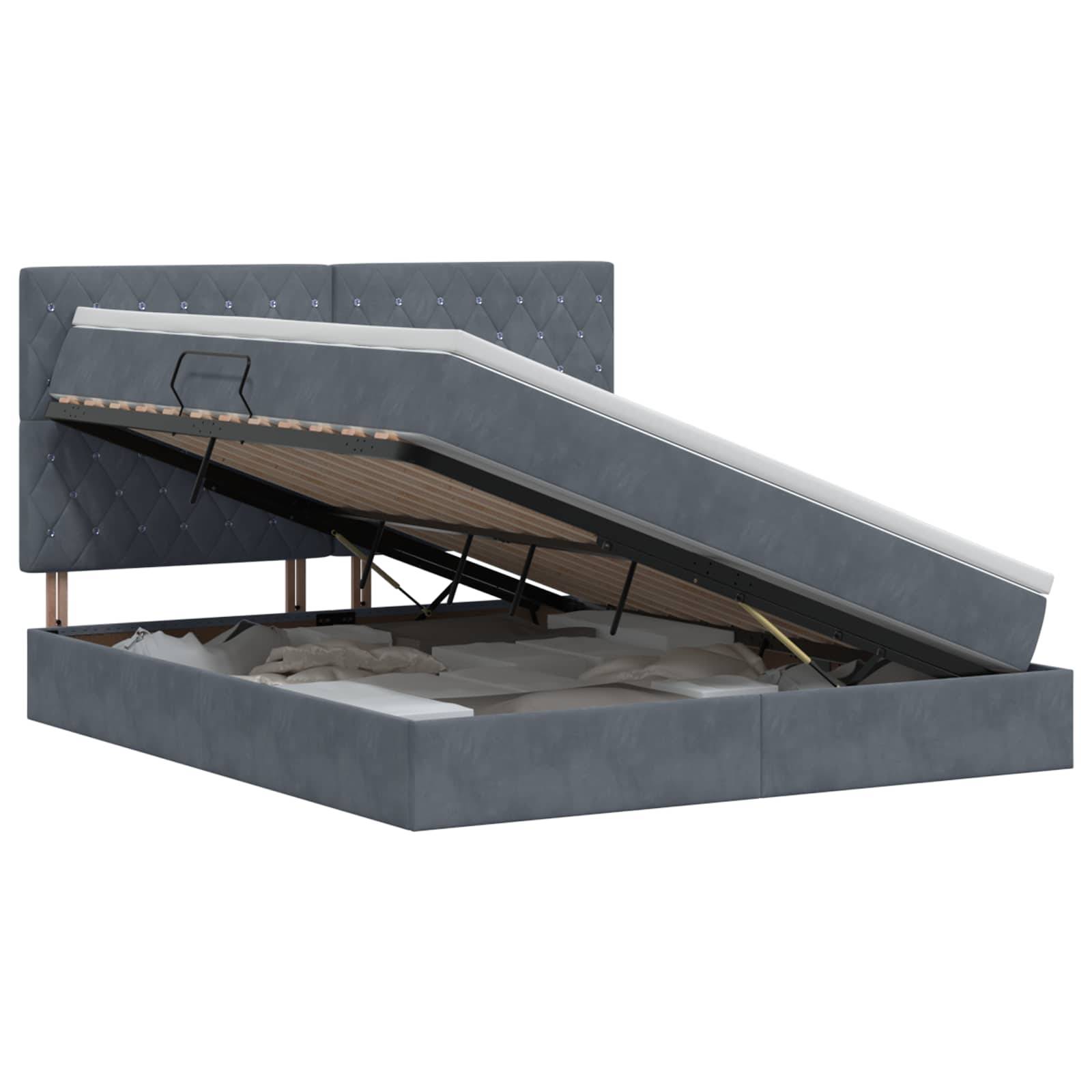 Gepolstertes Speicherbett mit der Matratzenauflage, die durch Gasfedern angehoben wird, wobei der Stauraum im Inneren sichtbar ist.
