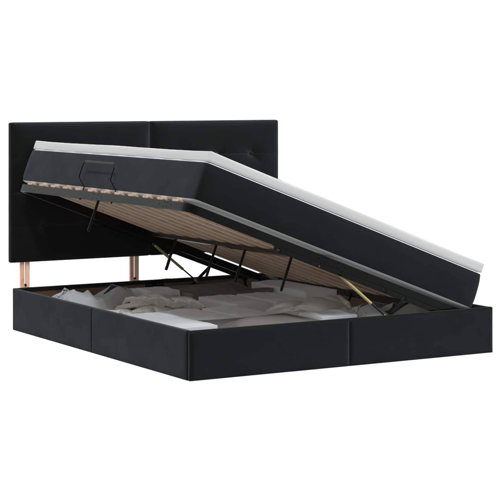Schwarzes gepolstertes Speicherbett mit aufklappbarer Matratzenplattform, die einen Stauraum unter dem Bett freilegt.