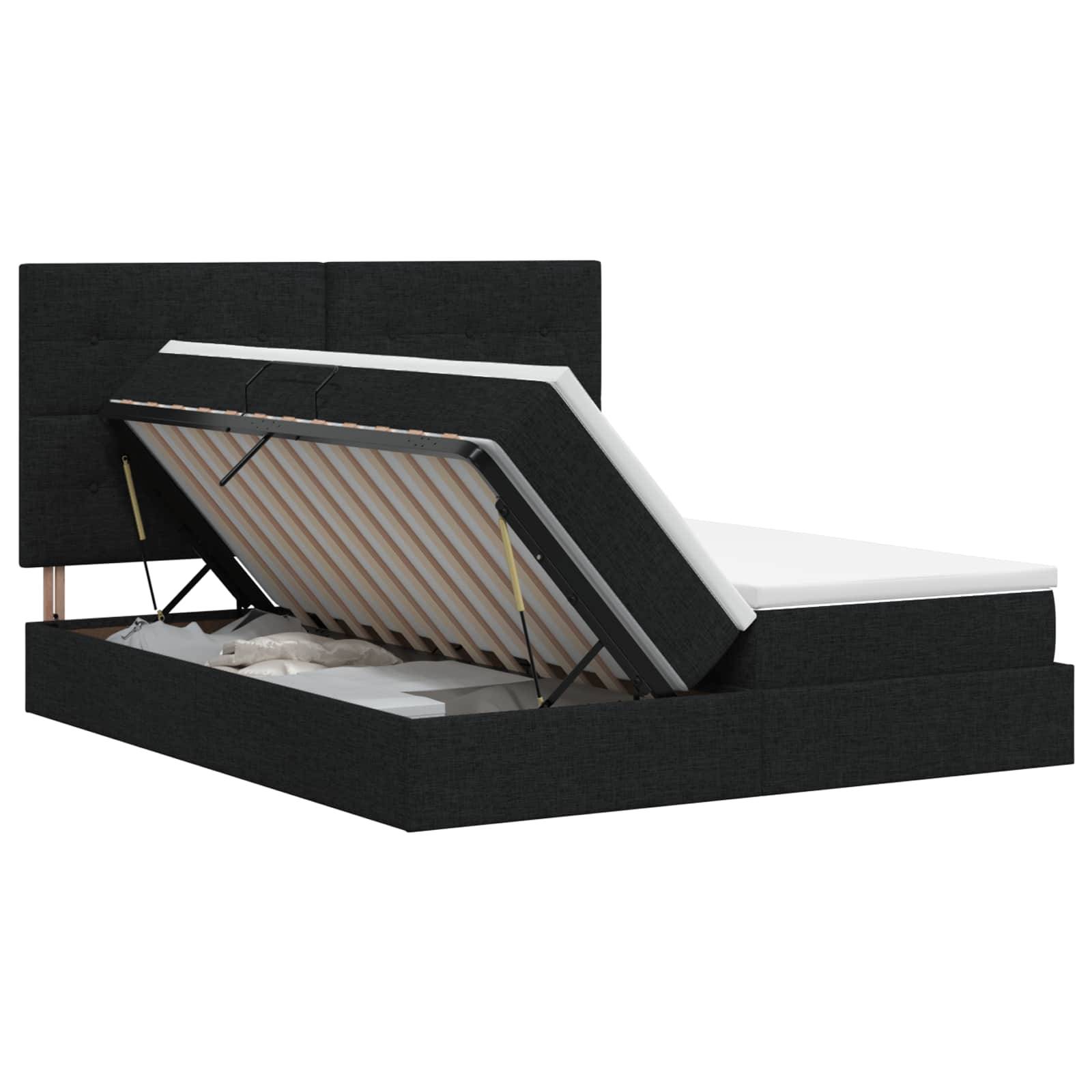 Schwarzes gepolstertes Bett mit Hebespeicherung, bei dem die Matratzenauflage angehoben ist, um den Stauraum unter dem Bett und die Stützlatten zu zeigen.