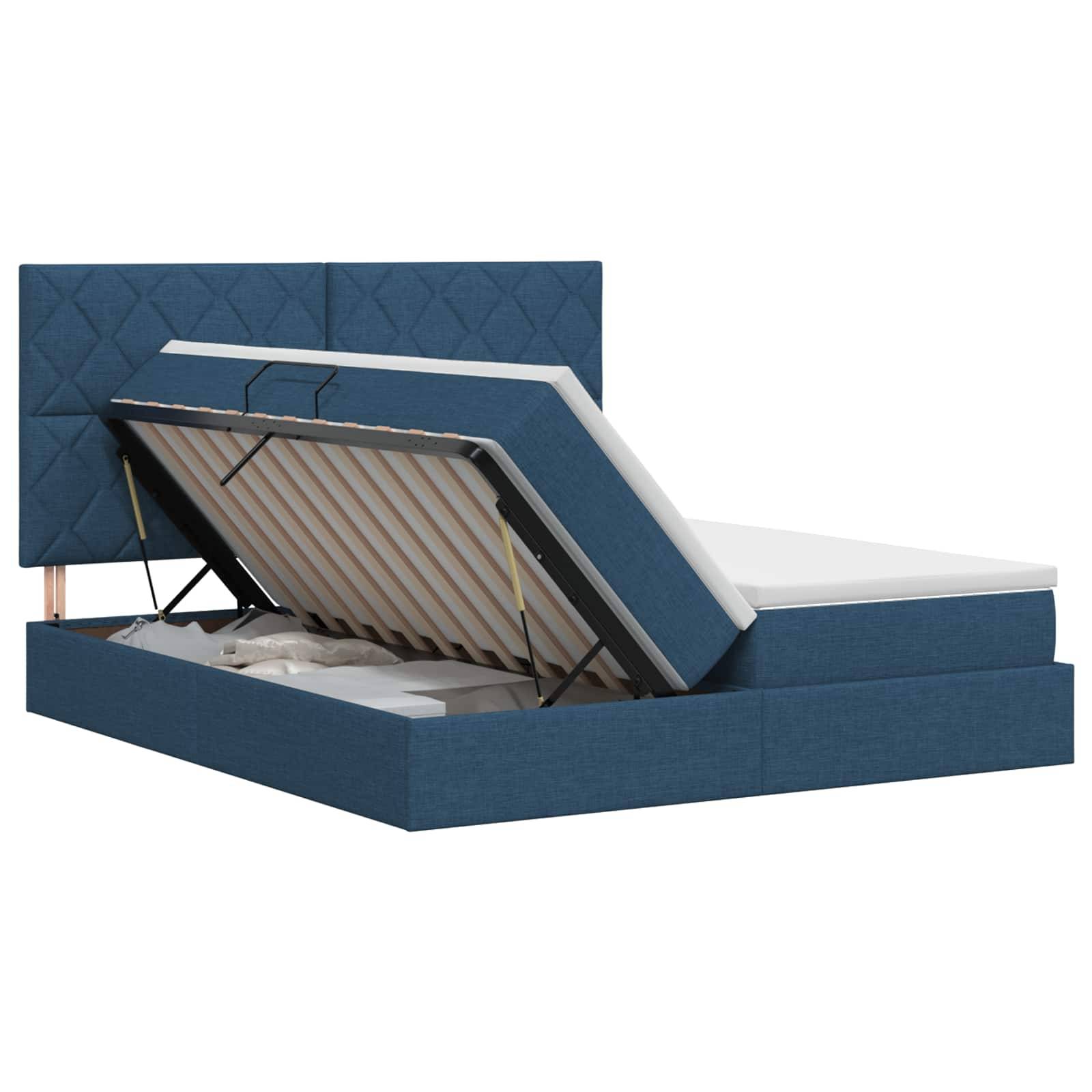 Blau gepolstertes Bett mit Stauraum und Matratze, die auf hydraulischen Stützen angehoben ist, was die Latten und den Stauraum unter dem Bett offenbart.