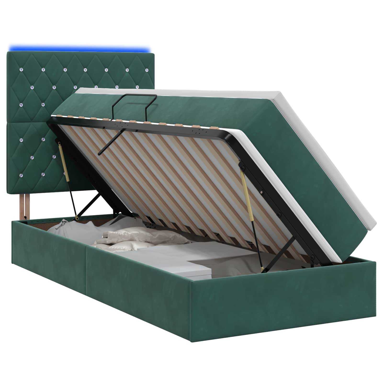 Grünes Polsterbett mit Stauraum und gestepptem Kopfteil, geöffnet dargestellt, wobei die hochgehobene Matratzenunterlage und der Stauraum unter dem Bett sichtbar sind.