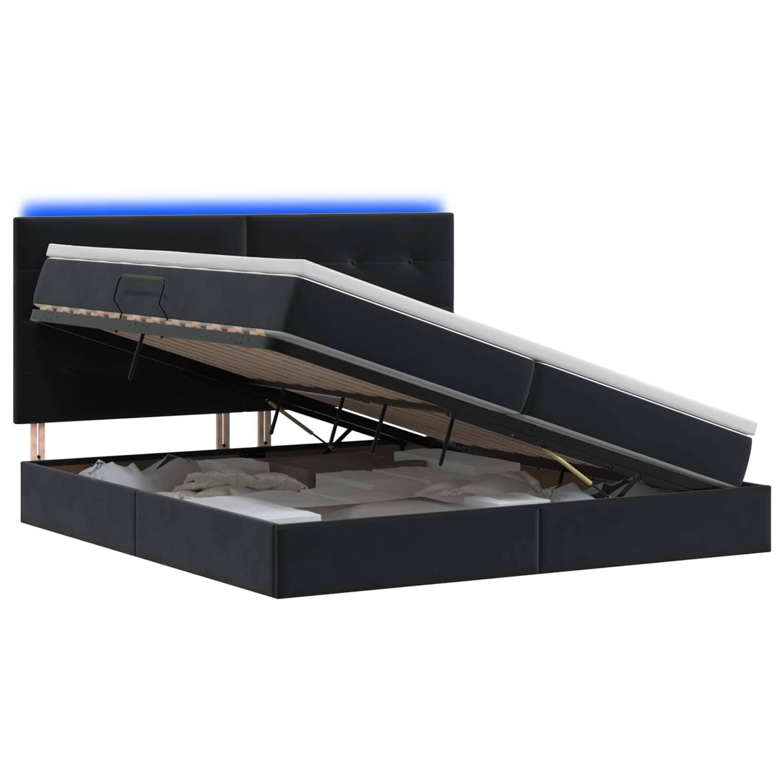 Schwarzes gepolstertes Speicherbett mit hydraulischer Hubbasis für die Matratze, offen um das Lagerungsfach zu zeigen.