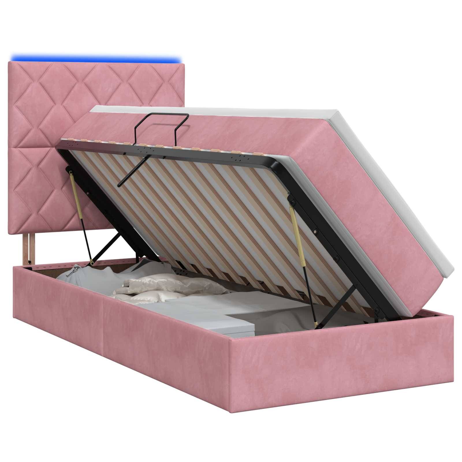 Rosa gepolstertes Hochklapp-Speicherbett, geöffnet, mit Blick auf die Lattenrostbasis und das Unter-Bett-Stauraum-Fach.