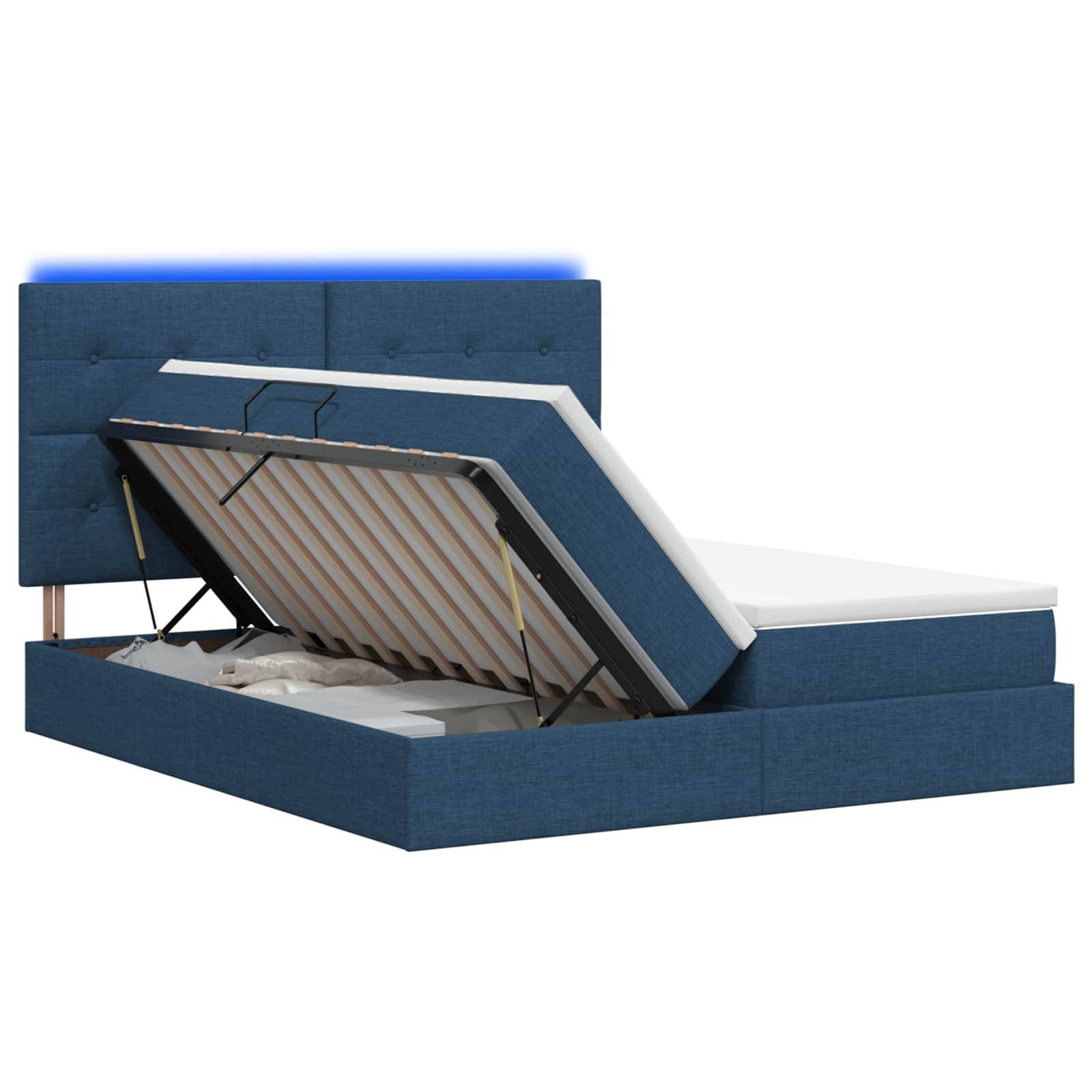 Blau gepolstertes Speicherbett mit angehobener Matratzenplattform, die das Unter-Bett-Lagerungskompartiment und das Stützgestell sichtbar macht.