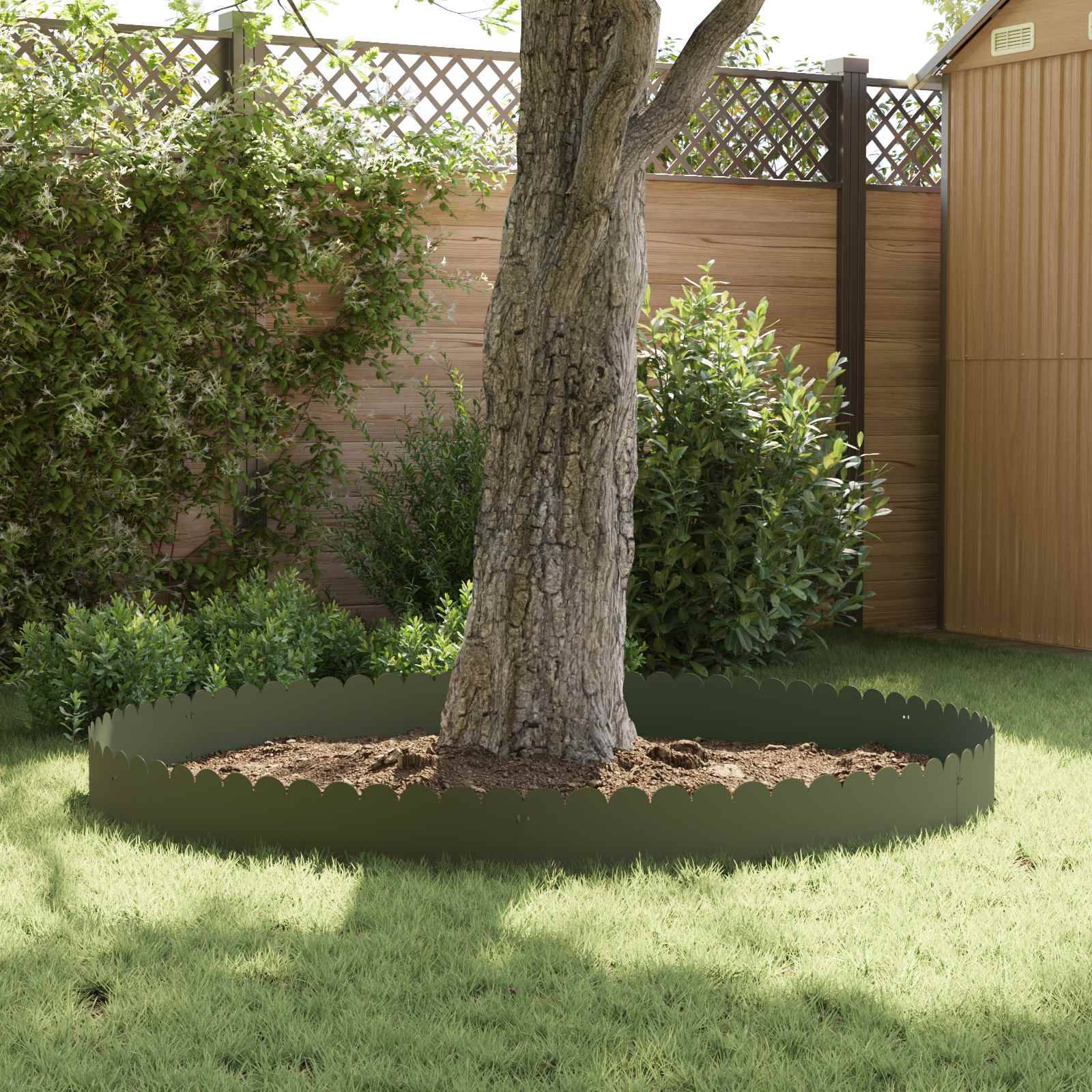 Großer Baum in einem gestalteten Hinterhof, umgeben von einem gewellten grünen Baumring und Mulch, mit Sträuchern, Gras und einem Holzzaun dahinter.