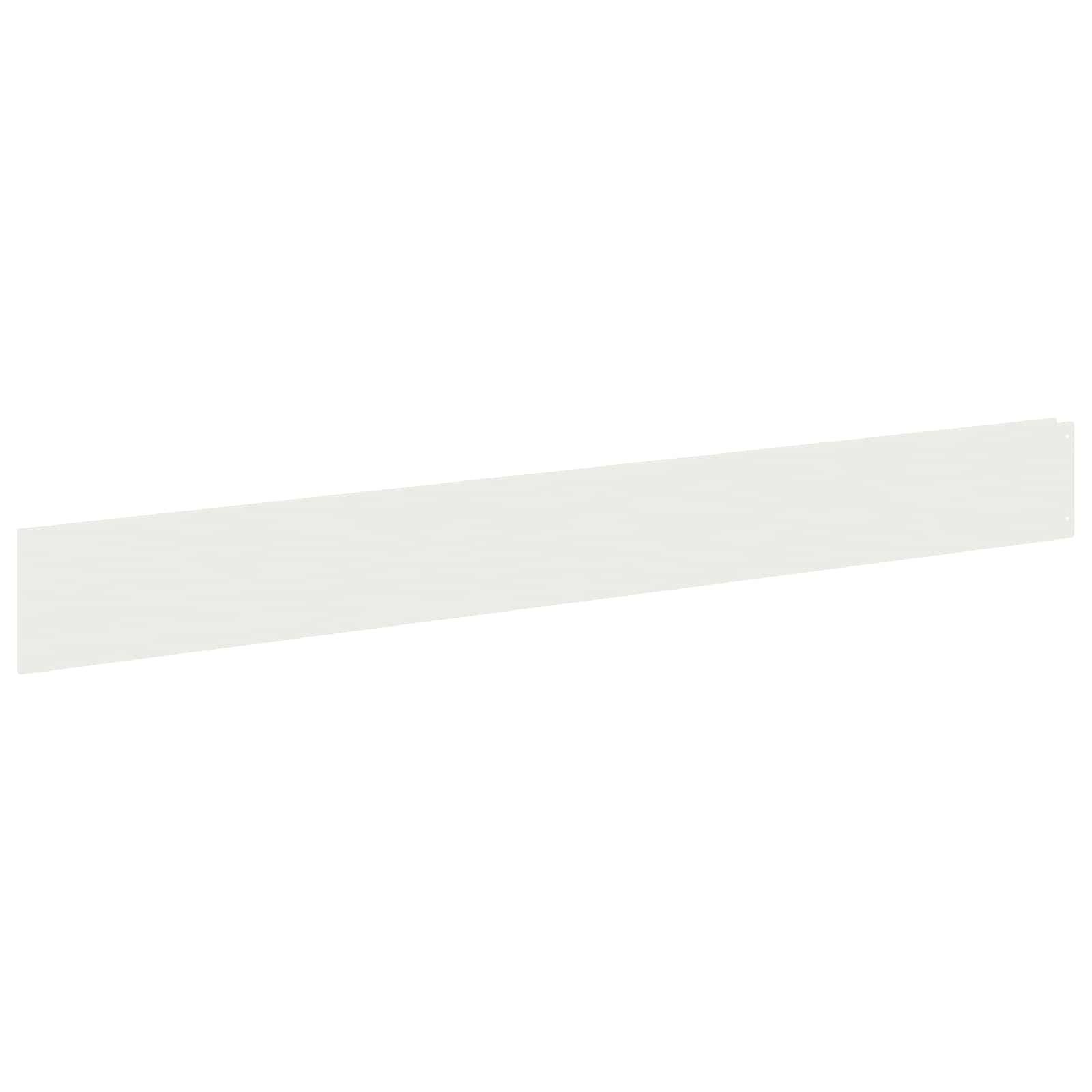 Ein langes, schmales, cremeweißes diagonales Band über einem einfachen weißen Hintergrund.