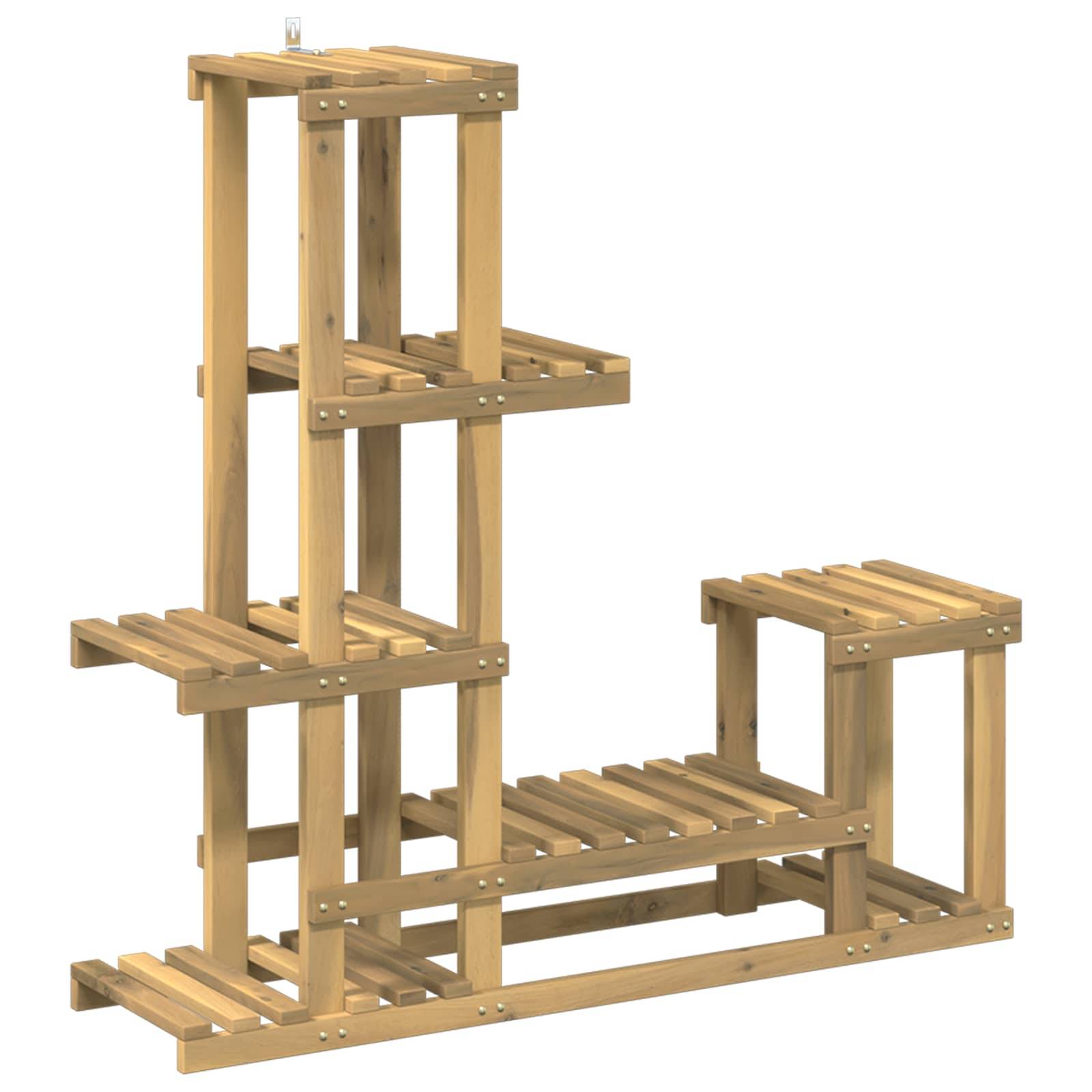 Holzmodulare Blockstruktur, die einen hohen Turm bildet, der mit einer niedrigeren Rampe und Plattform verbunden ist, auf weißem Hintergrund dargestellt.