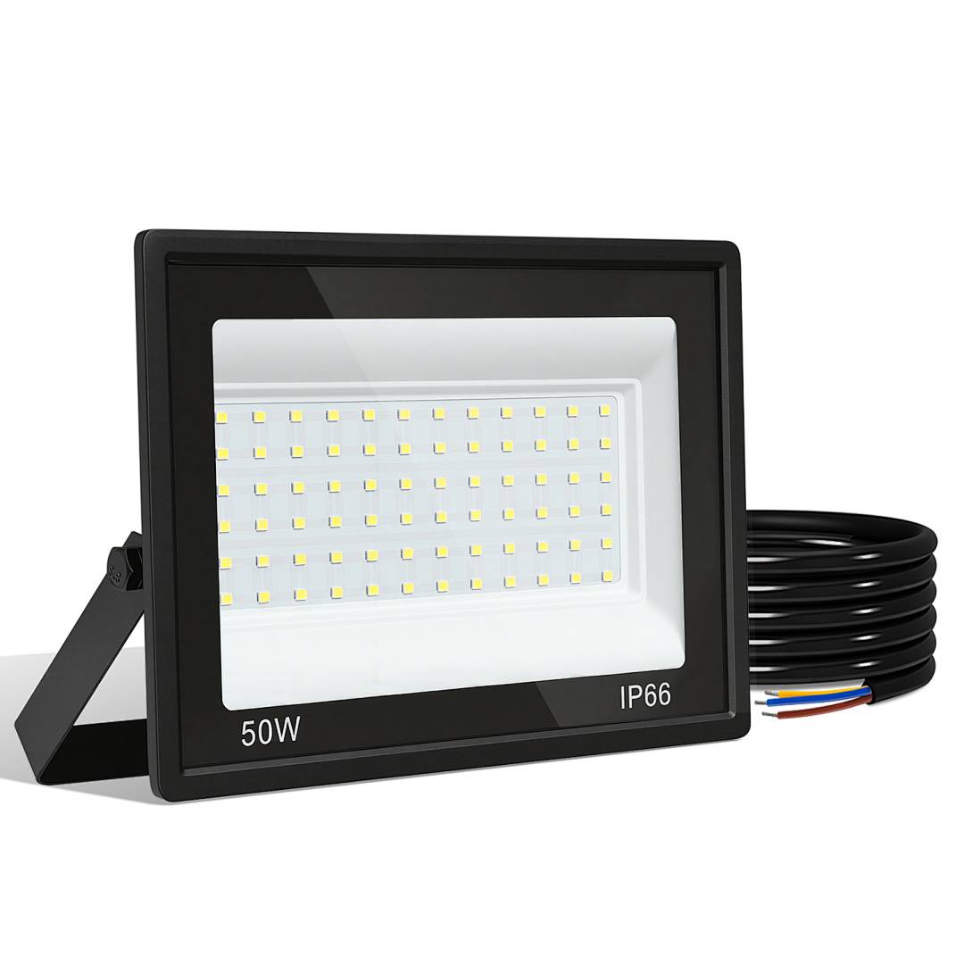 Schwarze 50W LED-Flutlichter mit sichtbarem Stromkabel und Ständer, gekennzeichnet mit IP66 für den Außeneinsatz.