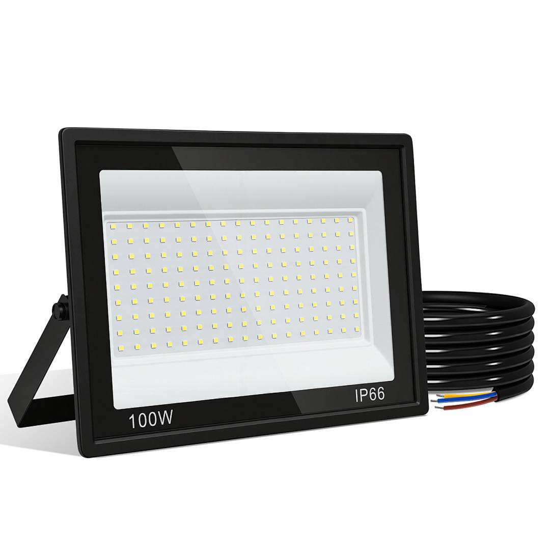 Schwarzer 100W LED-Strahler mit IP66-Schutzart, dargestellt mit Montagebracket und Stromkabel auf weißem Hintergrund.
