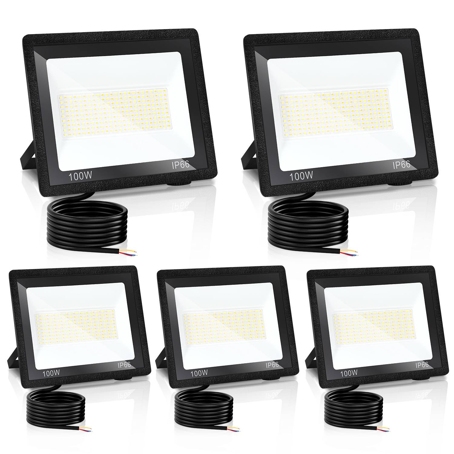 Fünf schwarze 100-W-IP66-LED-Flutlichter mit angebrachten Spiralstromkabeln, dargestellt als Produktsatz auf weißem Hintergrund.