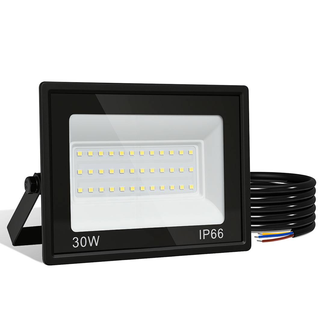 Schwarze 30W IP66 LED-Flutlicht mit Montagebracket und angeschlossenem Stromkabel auf weißem Hintergrund.
