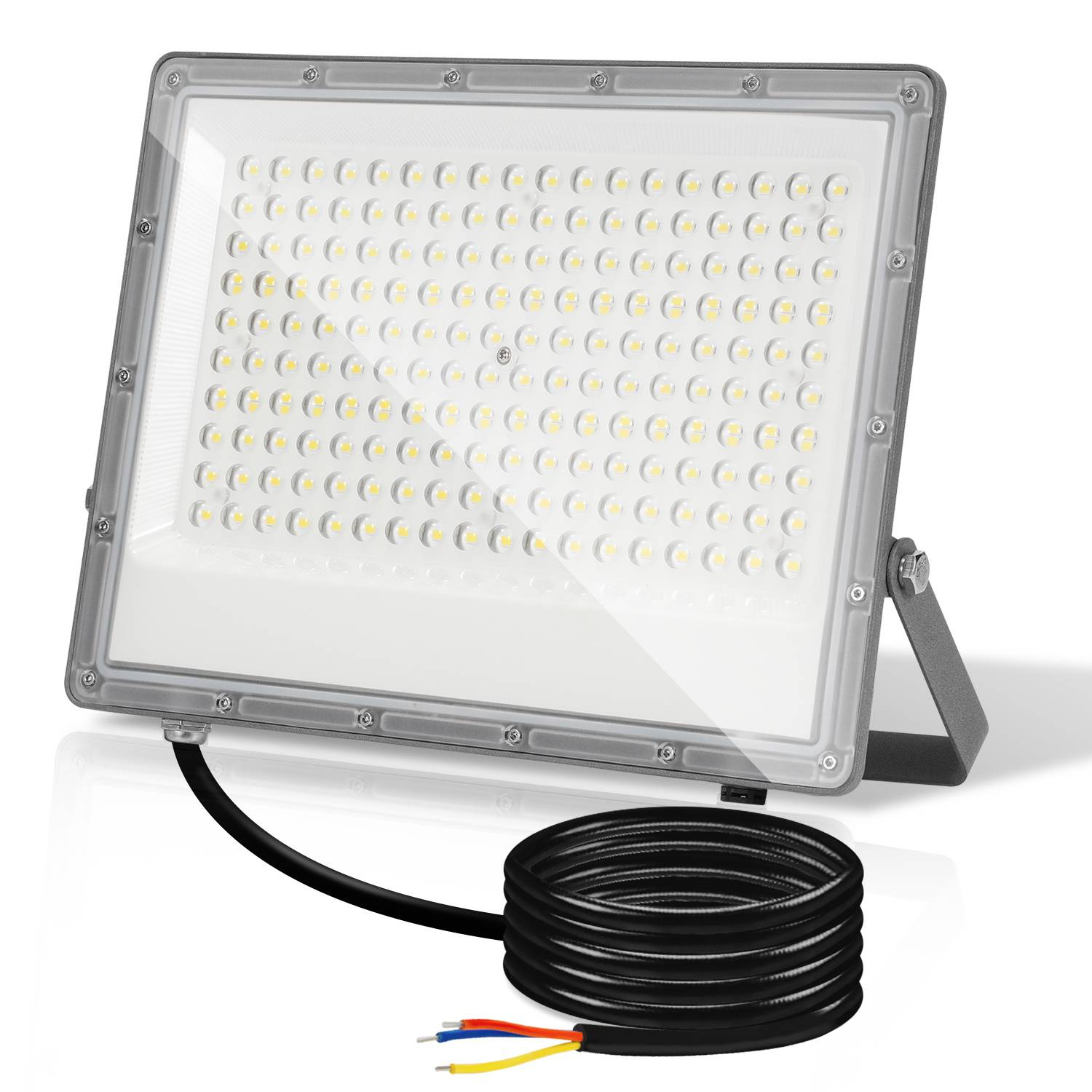 LED-Strahler mit verstellbarer Halterung und angebrachtem Stromkabel, vorne aufgewickelt auf weißem Hintergrund dargestellt.