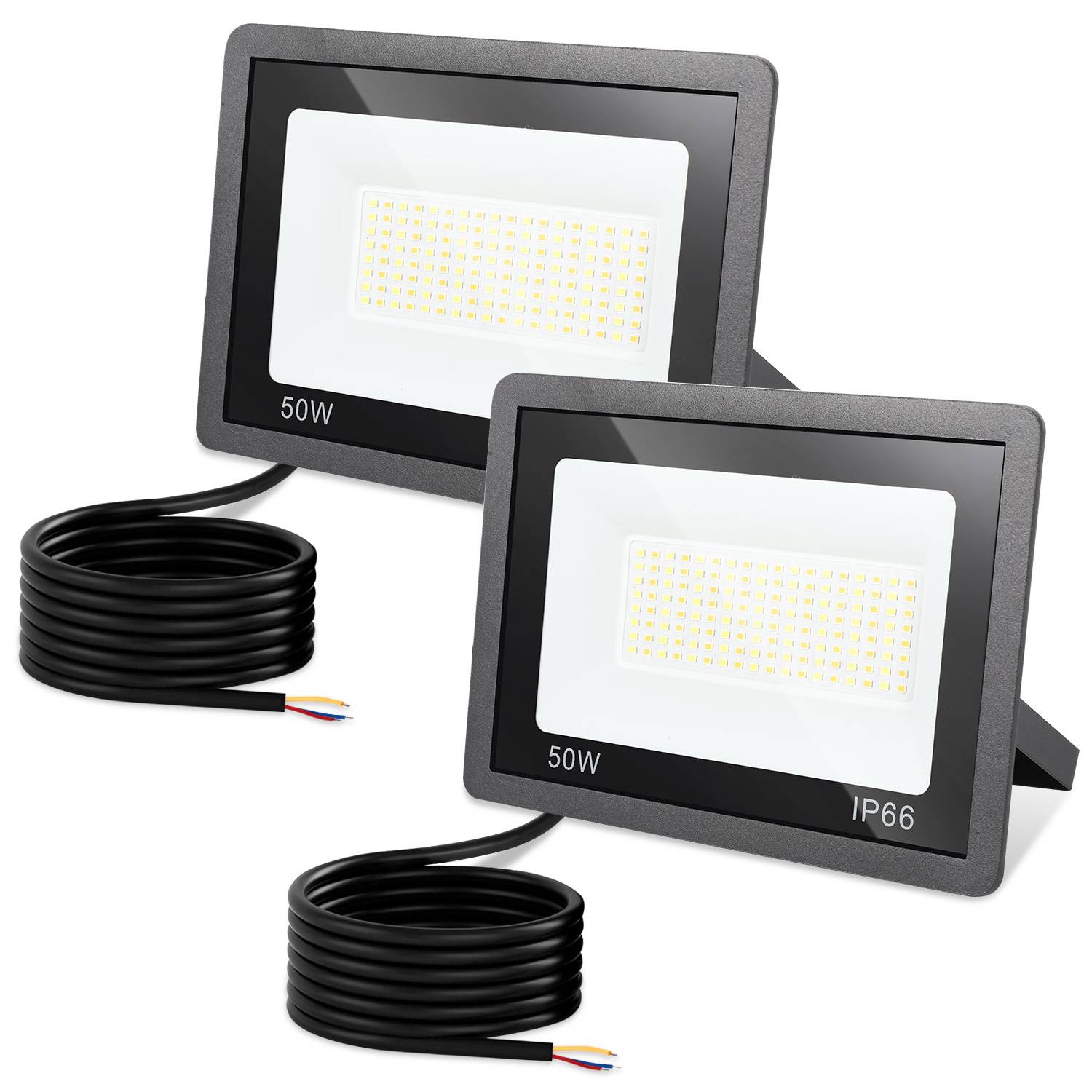 Zwei 50W LED-Strahler mit angebrachten Stromkabeln, Vorderansicht auf weißem Hintergrund; einer mit der Bezeichnung IP66 versehen.